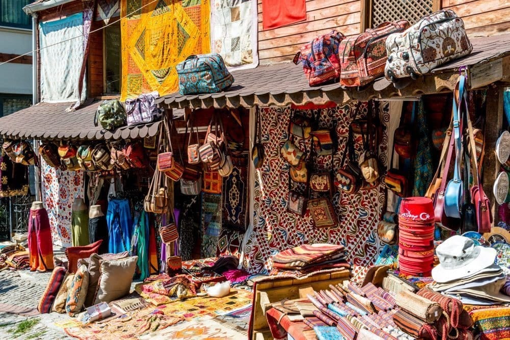 Too much clutter does not help take better travel photographs.